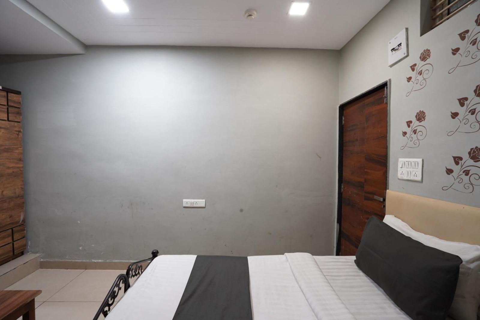 Hotel Sai Inn, Ahmedabad Airport Exterior photo